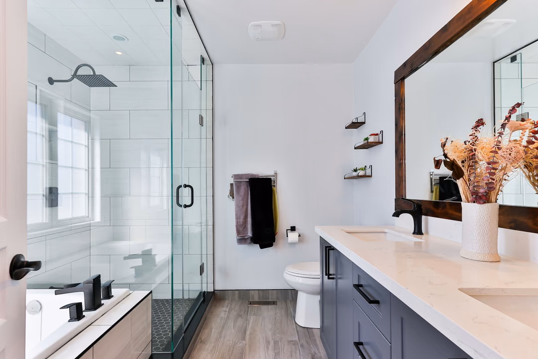 Modernes saniertes Badezimmer mit freistehender Wanne